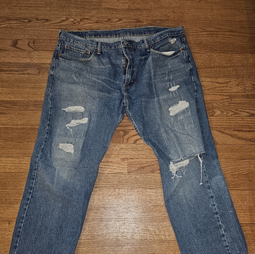 Distressed Levis 502. 40x32